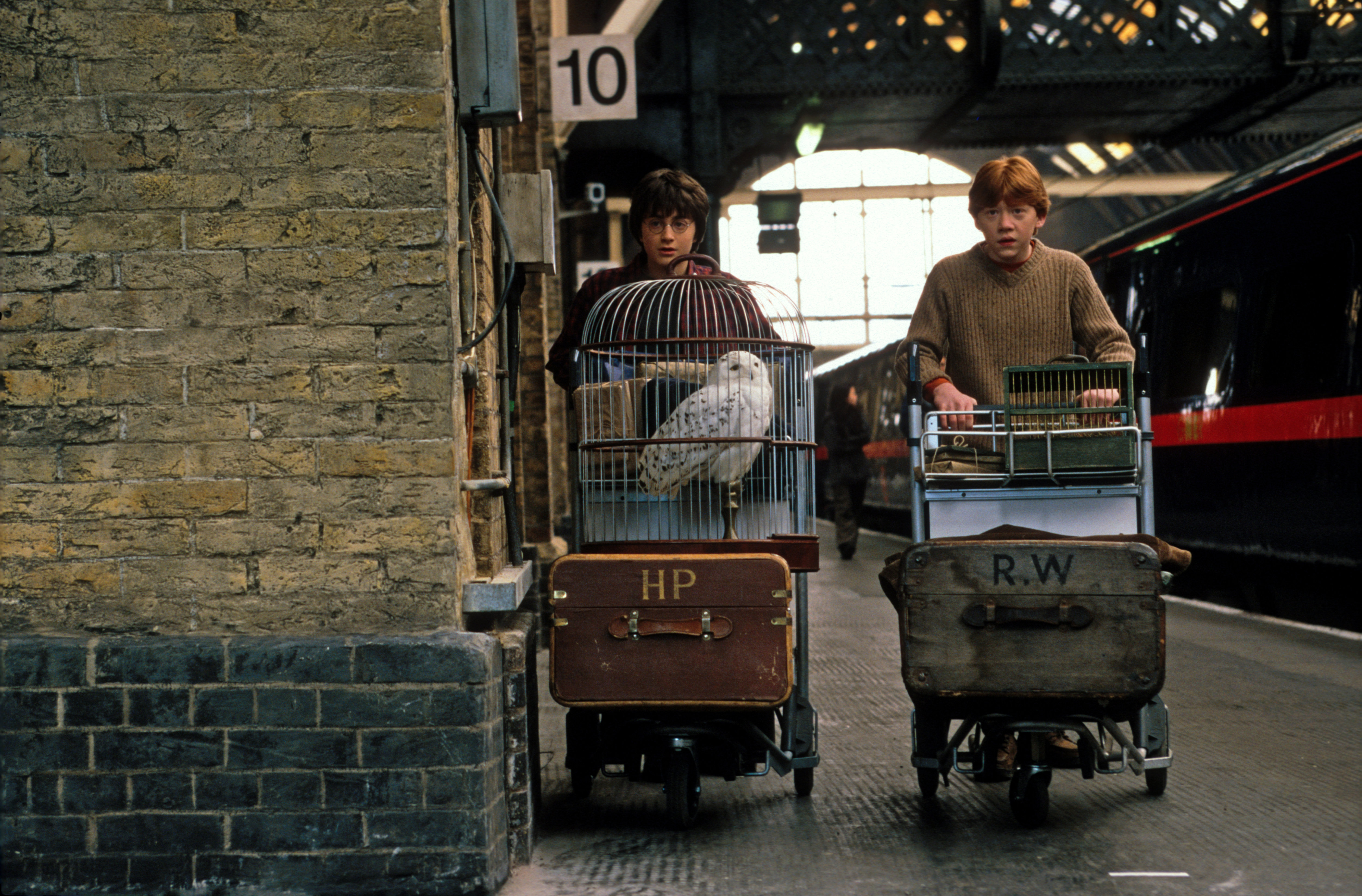 KingsCross WB F2 KingsCrossHarryPotterAndRonWeasley Still 100615 Land